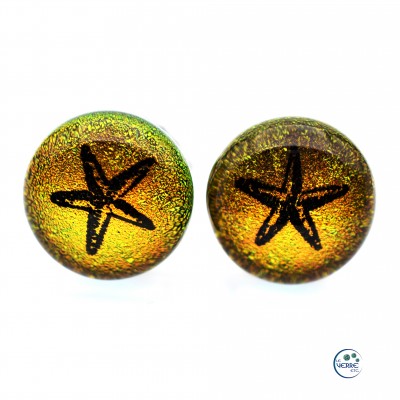 Boucles d'oreille en verre dichroïque avec étoile de mer gravée